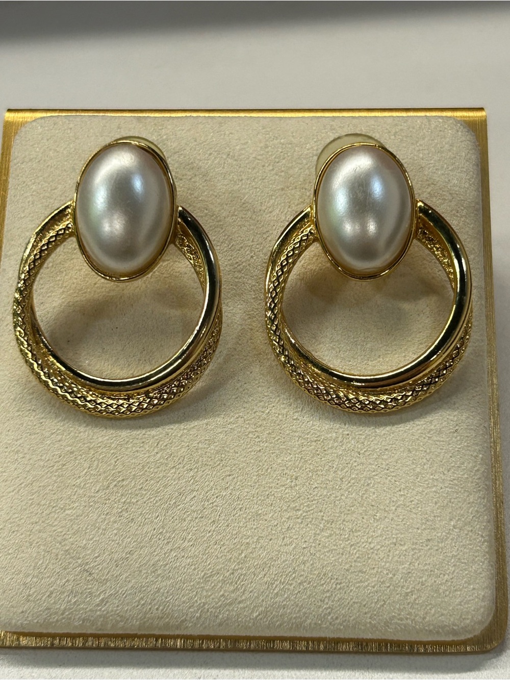 Beautiful vintage faux pearl earrings